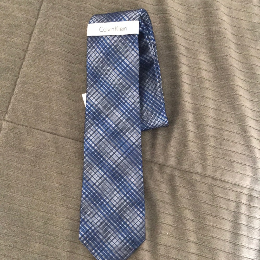 Men’s blue and gray tie